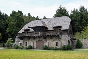 Winding Drive leads to the Front Entry