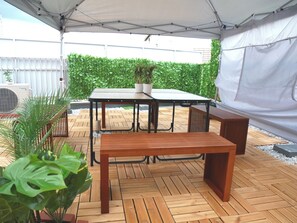 屋上のテラスです。 BBQができるように設備がございます。屋上では喫煙可能です。