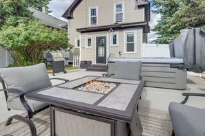 Outdoor Fire Pit & Gas Grill (Propane Provided)