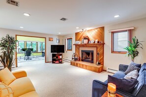 Living Room | Free WiFi | Central A/C & Heat