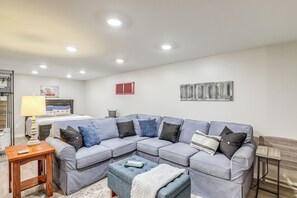 Living Room | Queen Bed | Free WiFi