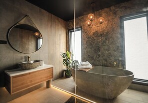 Main bathroom, tub, shower, vanity