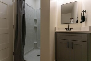 Step into the brand-new bathroom, stocked with all the amenities you’ll need for a comfortable getaway. From shampoo and conditioner to soap, lotion, and fresh towels, we’ve thought of everything to ensure you have a pleasant and refreshing stay.