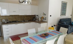 Autumn, Kitchen, Living Room, Spring, Summer