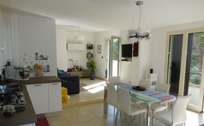 Autumn, Kitchen, Living Room, Spring, Summer