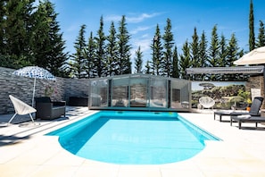 Outside: Heated swimming pool - 4-seater spa - Sauna - 2 showers - Deckchairs + parasols - Terrace with outdoor furniture - Electric vehicle charging station.