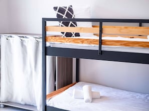6 bedrooms: Bedroom 1 with bunk beds + single bed - Bedrooms 2 to 6 with double bed - Fridge - Coffee machine - Electric kettle - Microwave - TV - Bedrooms 1 to 4 with terrace.