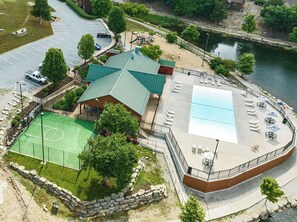 Located in StoneBridge Village, full of amenities!