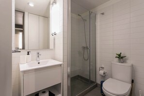 Desconéctate y revitaliza tu día en su pulcro y moderno baño