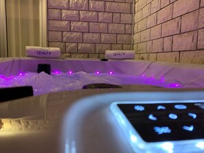 Indoor spa tub