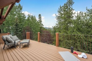 Rooftop Mountain and Star Gazing - Enjoy a private rooftop balcony with cushioned seats for a perfect day or night, soaking up the natural surroundings.