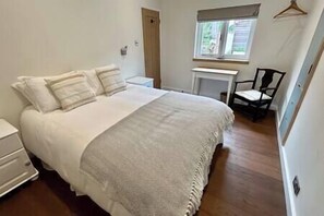 Bedroom 1 - kingsize bed