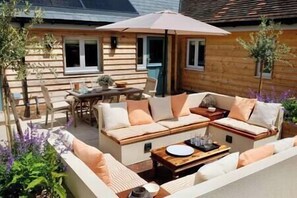 Private walled patio garden (1)
