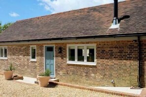 The Coach House Exterior and Private Parking (2)
