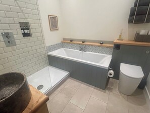 Coach House Ensuite bathroom to Bedroom 1