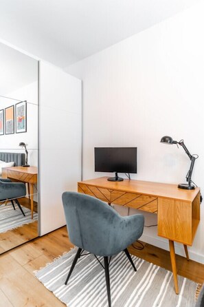 Working Area - Book NOW with RENTUJEMY.COM