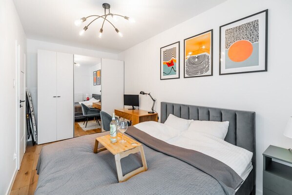 Main Bedroom with a Queen Bed - Book Now with RENTUJEMY.COM