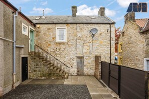 Welcoming entrance with a stylish staircase – the perfect start to your stay in this charming home!