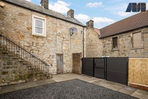 Welcoming entrance with a stylish staircase – the perfect start to your stay in this charming home!