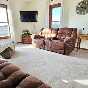 Living room, reclining sofa / couch, smart tv, wifi 