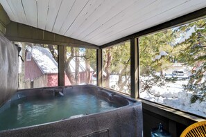 Indoor spa tub