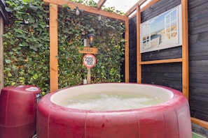Outdoor spa tub