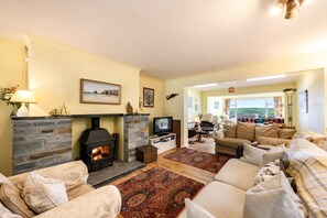Stradav, Polzeath. Second Floor: Enjoy the open-plan sitting/dining/kitchen area