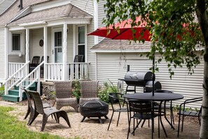 Picture yourself dining al fresco at the stylish round table, surrounded by comfy patio furniture. The vibrant red umbrella provides perfect shade for BBQs and lazy afternoons. Create lasting memories in this inviting backyard retreat. 🌞🍔🪑