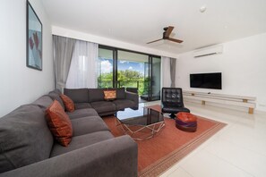 Deluxe lagoon view apartment at Cassia Residence (12652)