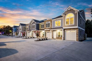 3 Bedroom Townhome with Private Garage- Sleeps 10