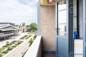 Relax and unwind as the outdoors blend seamlessly with your cozy bedroom in this apartment hotel centrum Tilburg.