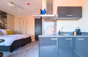 Affordable studios and apartments at Hotel Tilburg—stay in the center, close to Efteling, Beekse Bergen, and all city highlights

Modern comfort meets great value at Bed en Koffie Central in Hotel Centrum Tilburg! This stylish studio apartment with new kitchen and bathroom is perfect for a cheap overnight stay after your adventure at Efteling or Safaripark Beekse Bergen.