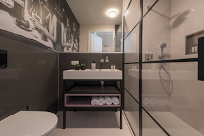 Enjoy a spotless bathroom with fresh, clean lines and elegant fixtures at Bed en Koffie Central, your go-to Hotel Centrum Tilburg.
