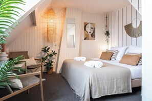 Enjoy a wonderful beach holiday in the Netherlands in a comfortable holiday home in Zoutelande, right by the sea.