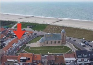 Vanuit je accommodatie in Zoutelande wandel je zó het strand op – perfect voor een rustige strandvakantie in Nederland.
Von Ihrer Unterkunft in Zoutelande sind es nur wenige Schritte bis zum Strand – perfekt für einen ruhigen Strandurlaub in den Niederlanden.
From your accommodation in Zoutelande, it’s just a few steps to the beach – ideal for a peaceful beach holiday in the Netherlands.