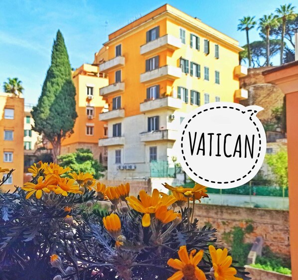 La casa si trova sotto le mura Vaticane, solo a 5 min a piedi dai Musei Vaticani