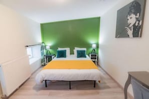 chambre 1 avec bureau, ventilateur et penderie