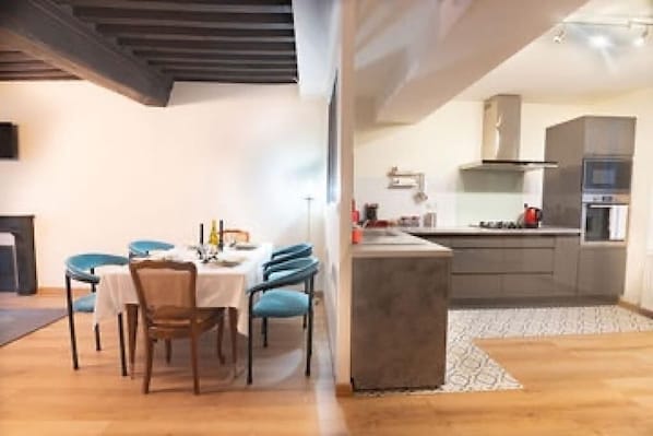 salle à manger et cuisine vu de l'entrée