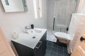 1er salle de bain avec douche Ă l'italienne et WC