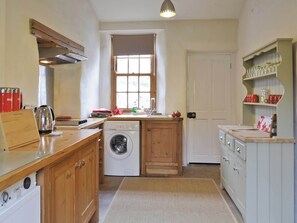 Contemporary country kitchen with built-in appliances | Arngill, Muker