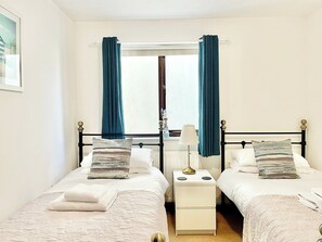 Twin bedroom | April Cottage, Padstow