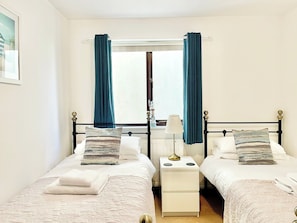Twin bedroom | April Cottage, Padstow