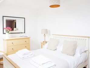 Double bedroom | April Cottage, Padstow