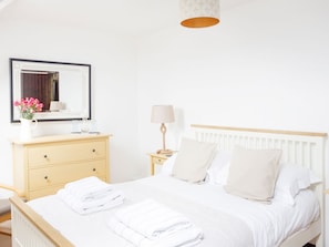 Double bedroom | April Cottage, Padstow