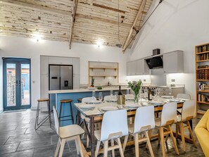 Open plan living space | Milkman’s Barn - Woodend Farm, Huntley