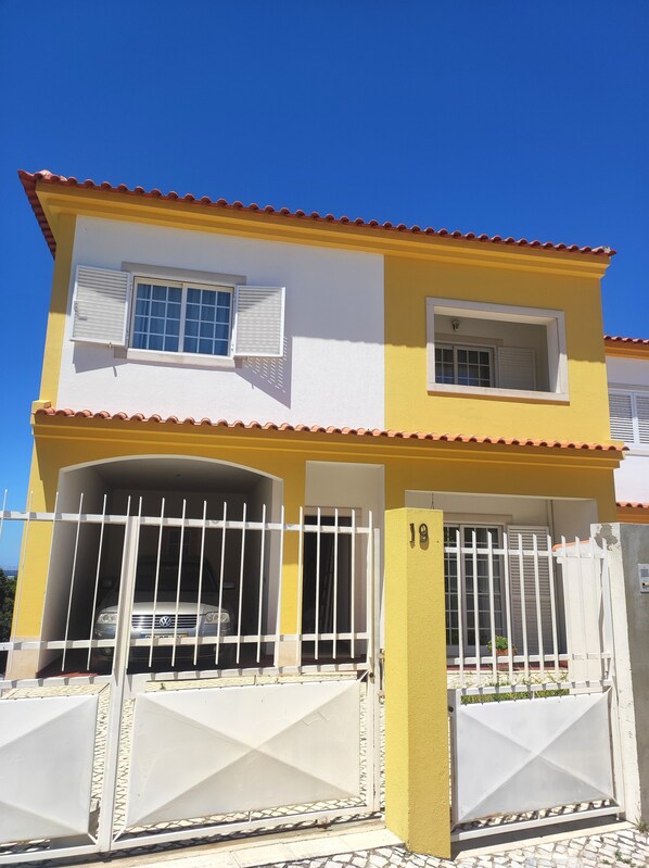 Vista da frente da casa, com garagem
