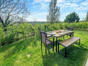 Sitting-out-area | Trafalgar - Fair Isle Holiday Cottages, Newport