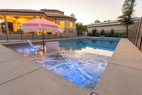The pool with beach area and spa