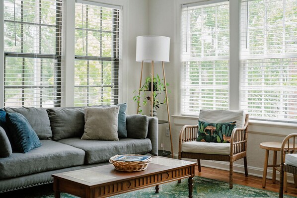 Sunny, comfy seating for 5+!