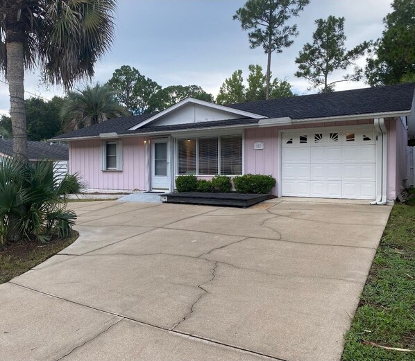 Carrabelle Coastal Cottage's circular driveway w/ ample parking for cars/boats.